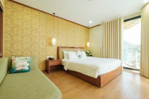 Ένα ή περισσότερα κρεβάτια σε δωμάτιο στο Sunset Westlake Hanoi Hotel