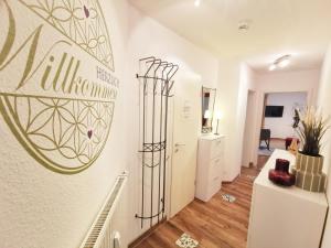 Habitación blanca con un cartel en la pared en Apartmentvermittlung Mehr als Meer - Objekt 73, en Niendorf