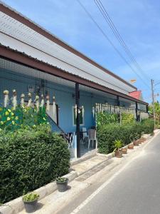 um prédio com um monte de plantas na frente em Yada House s&h em Nai Yang Beach mais 20 fotografias