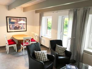 ein Esszimmer mit Tisch und Stühlen in der Unterkunft Schlei 48 in Borgwedel