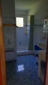 Un baño con bañera, lavabo y bañera. en Lieux-au-lac, en Augignac