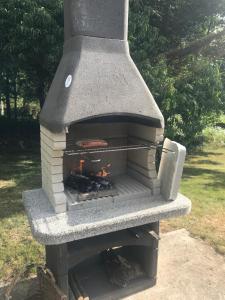 un horno de piedra con un fuego dentro de él en Lieux-au-lac, en Augignac