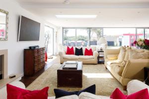 Et tv og/eller underholdning på Vibrant Seafront Home for 10 with Pool