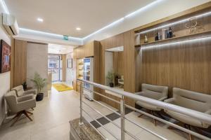 a lobby with a waiting room with chairs at Hotel Erechim in Porto Alegre