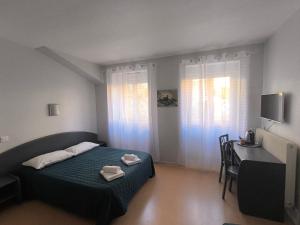 Ένα ή περισσότερα κρεβάτια σε δωμάτιο στο Central Hôtel