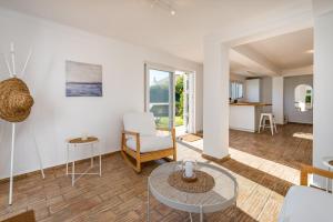 ein Wohnzimmer mit einem Tisch und einem Stuhl in der Unterkunft Villa Flores in Carvoeiro