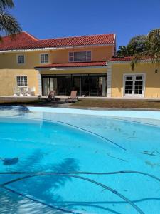 een groot zwembad voor een huis bij yalwa house in Sweet Valley +3 foto's