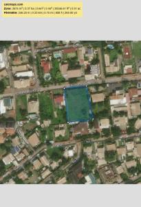 een kaart van een stad met een blauwe vijver bij yalwa house in Sweet Valley