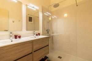 Sainte-BarbeにあるSaint-Jean de Luz, appartement 5 couchages avec vue océan - parkingの洗面台とシャワー付きのバスルーム