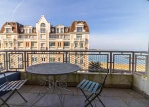 Sainte-BarbeにあるSaint-Jean de Luz, appartement 5 couchages avec vue océan - parkingのバルコニー(テーブル、椅子付) +3枚の写真