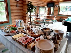 a table with food on it in a room at Huhtaniemen Mökkikylä in Veteli