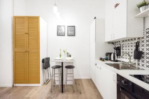 Kuchyňa alebo kuchynka v ubytovaní Vibrant Budapest Studio