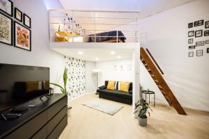 Televízia a/alebo spoločenská miestnosť v ubytovaní Vibrant Budapest Studio
