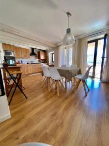 a kitchen and dining room with a table and chairs at Villas2meet Jimmy Lloret in Lloret de Vistalegre
