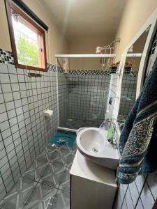 a bathroom with a sink and a shower at CASA Secundaria COMPLETA COM PISCINA in Araruama +15 photos