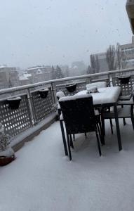 Μπαλκόνι ή βεράντα στο Spacious apartment with a Mountain view, big balcony and parking