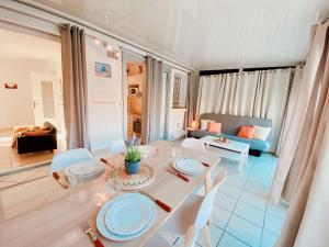 Posezení v ubytování Appartement Terrasse vue Mer + 24 fotografií