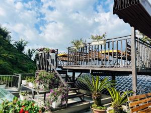 サパにあるYouth Homestay Sapaの鉢植えの階段