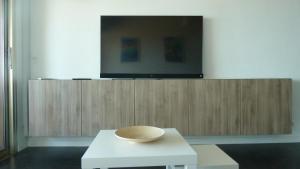 TV/trung tâm giải trí tại Front de mer - Emplacement prisé - T2 moderne et climatisé - Tout à pied