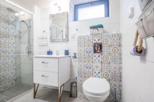 un bagno con wc, lavandino e doccia di Kékbazalt Vendégház a Badacsonytomaj Altre 24 foto