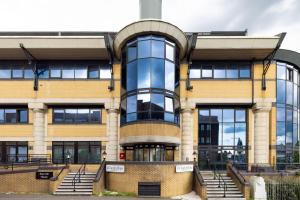 布伦特福德Charles Hope London Brentford的一座前面有楼梯的大楼