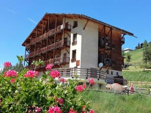 a building with flowers in front of it at Studio Cosy Saint-Véran in Saint-Véran