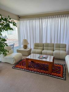 Area tempat duduk di Hotel Ajax
