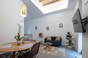 ein Wohnzimmer mit Tisch und Couch in der Unterkunft ESC - Loft Valencia Cómodos y espaciosos estudios cercanos a estación Joaquín Sorolla in Valencia