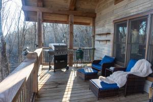 Balkón nebo terasa v ubytování Stunning Mountain View Cabin-Pet-Friendly-Quiet-Private-15 Min from town