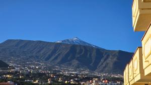 A general mountain view or a mountain view taken from Az apartmant