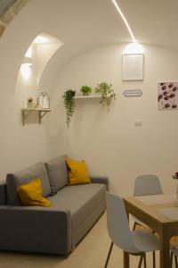 un soggiorno con un divano e un tavolo di Era de maggio a Napoli