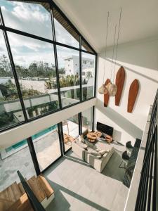 Blick auf ein Wohnzimmer mit Glasfenstern in der Unterkunft Loket Lofts in Uluwatu