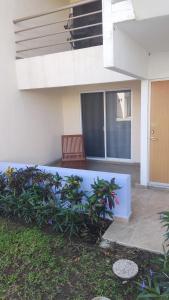 ein Haus mit einer Bank davor in der Unterkunft Hermosa Villa con recamara en PB in Acapulco