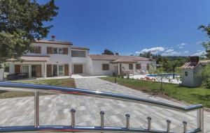 una vista de una casa con piscina en Beautiful Villa Ana with pool in Labin, en Labin