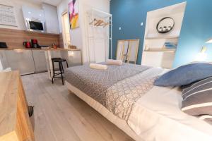 Ένα ή περισσότερα κρεβάτια σε δωμάτιο στο VIEUX NICE 4 studio hyper centre optimise