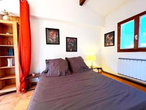 Postel nebo postele na pokoji v ubytování Maisonette Bezouce, Calme et accueillant + 8 fotografií