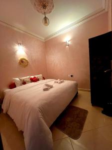 Postel nebo postele na pokoji v ubytování Dar el henna
