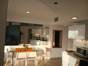 Una cocina o cocineta en מלון אוקיינוס דירות נופש בהרצליה