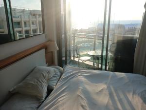 Una cama o camas en una habitación de מלון אוקיינוס דירות נופש בהרצליה