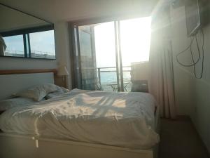 Una cama o camas en una habitación de מלון אוקיינוס דירות נופש בהרצליה 37 fotos más