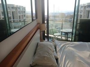 Una cama o camas en una habitación de מלון אוקיינוס דירות נופש בהרצליה