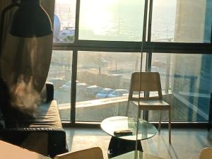 Un lugar para sentarse en מלון אוקיינוס דירות נופש בהרצליה