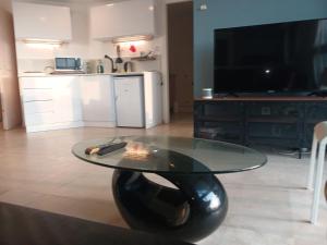 Una cocina o cocineta en מלון אוקיינוס דירות נופש בהרצליה