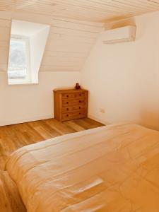 ein Schlafzimmer mit großem Bett und Fenster in der Unterkunft Chez Madeleine, Entre le Lioran et Vic-sur-Cère in Thiézac