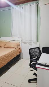 a bedroom with a bed and a desk and a chair at Casa Luxo Ampla Completa COP30 in Ananindeua