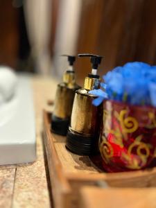 deux distributeurs de savon de style ancien posés sur une table dans l'établissement Kawarin River Exclusive Hotel & Resort, à Ban Gaeng Cho