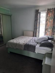Кровать или кровати в номере Cosy 3 bedroom apartment near the beach T112