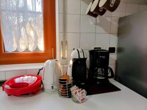 Príslušenstvo na prípravu kávy alebo čaju v ubytovaní Appartamenti Casa Nina, lago,montagne, uliveti