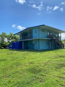 uma casa grande com um quintal em frente em Casa Laguna em Bocas Town