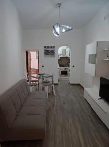 una sala de estar con un sofá y una mesa en Le Case di Mariù, en Mazara del Vallo 17 fotos más